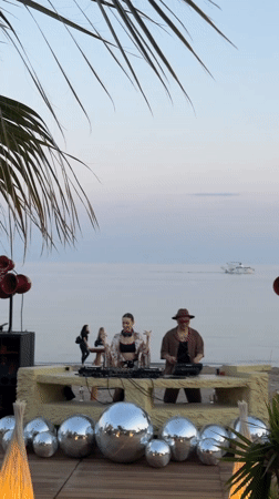 DJ duo performs beachside set in Alanya during evening hours