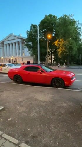 Evening street life documented on Tallinn's Mere puiestee