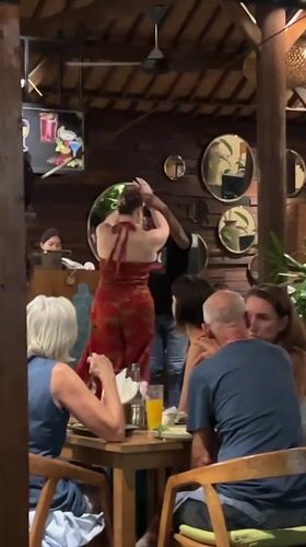 Diners break into spontaneous dance at Ubud restaurant