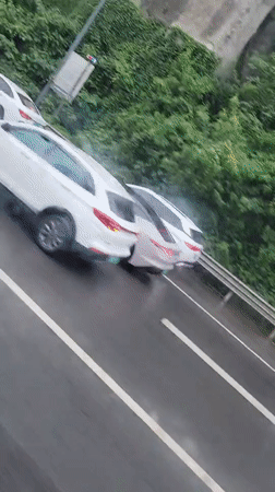 Overturned truck causes traffic delays in Liangjiang, China