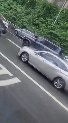 Overturned truck causes traffic delays in Liangjiang, China
