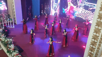 Dance showcase with multiple groups performing at Qaskeleñ theater
