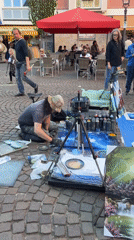 Street artist draws crowd with spray paint performance in Frankfurt
