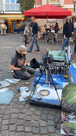 Street artist draws crowd with spray paint performance in Frankfurt