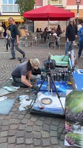 Street artist draws crowd with spray paint performance in Frankfurt