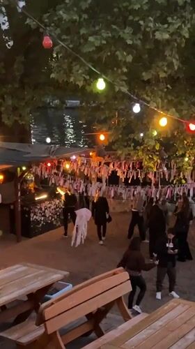 Evening outdoor gathering observed in Berlin event space