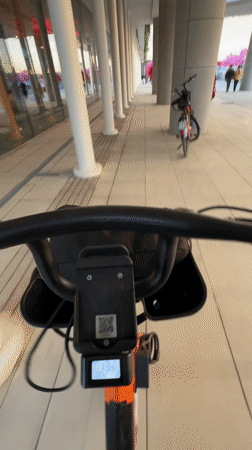 Easter celebrations draw crowds to decorated Moscow plaza