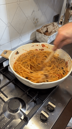 Home cooking observed in Aprilia: spaghetti with Mediterranean sauce