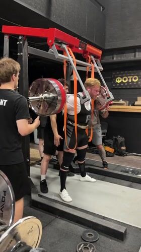 Barbell back squat underway at a Khimki gym