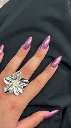Milan witness captures close-up of manicured hand with decorative ring