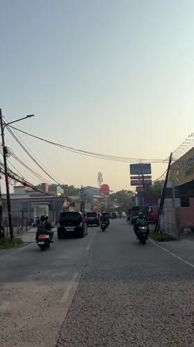 Street scenes and food carts along Tangerang's urban fringe