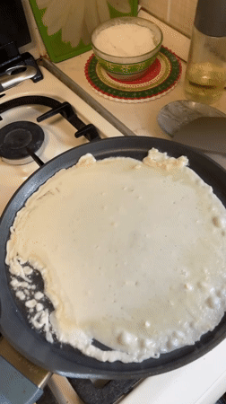 Pancake cooking documented in Rusanovo kitchen