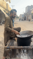 Street vendors serve corn, daily life unfolds in Multan