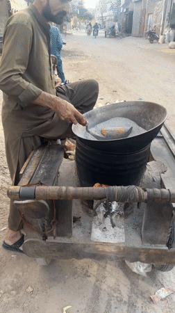 Street vendors serve corn, daily life unfolds in Multan