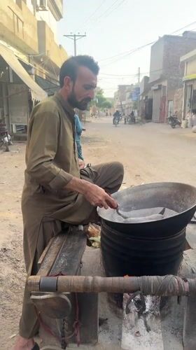 Street vendors serve corn, daily life unfolds in Multan