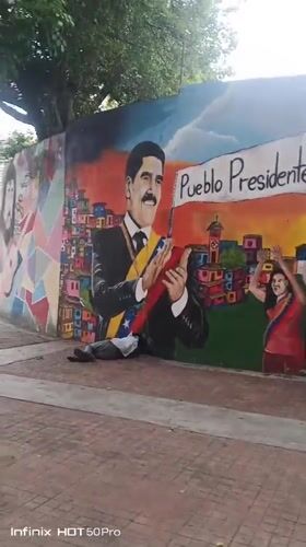 Everyday urban life documented across Caracas neighborhoods Monday evening