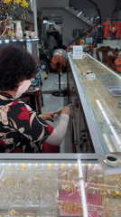 Cash transactions observed at Đà Nẵng jewelry store