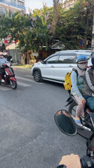 Morning street life and market activity in Đà Nẵng