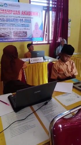 Students take TKA exam with laptops in Simpangjaya classroom