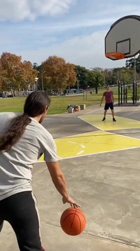 Basketball and yoga activities recorded in Buenos Aires parks