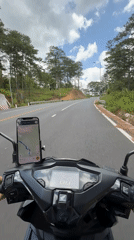 Motorcyclist navigates Da Lat roads using smartphone GPS mount