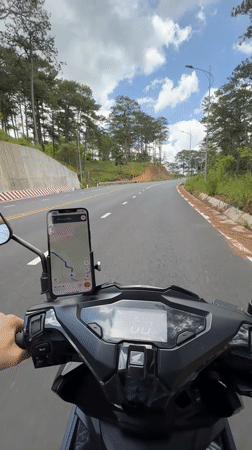 Motorcyclist navigates Da Lat roads using smartphone GPS mount
