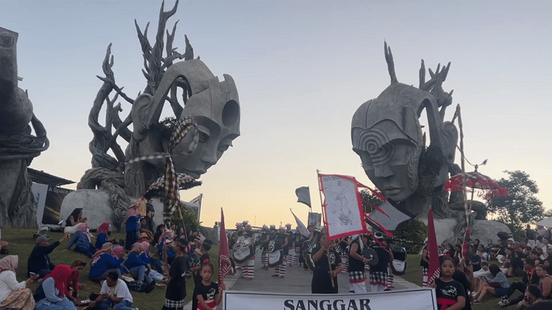 Traditional cultural performances among striking sculptures in Kediri