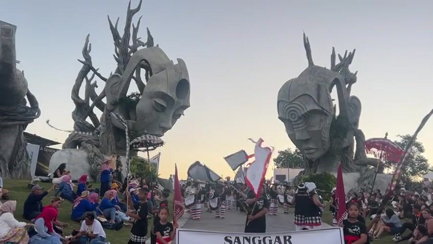 Traditional cultural performances among striking sculptures in Kediri