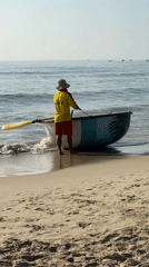 Fisherman launches traditional basket boat on Đà Nẵng beach