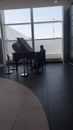 Traveler documents piano performance, art displays at Rome airport