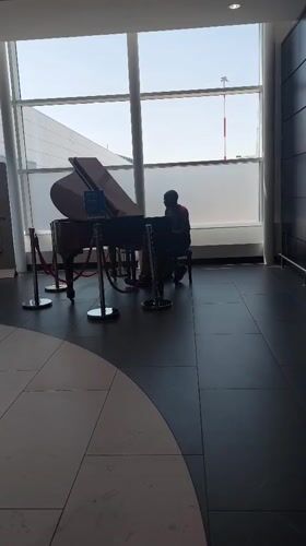 Traveler documents piano performance, art displays at Rome airport