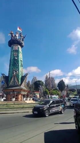 Hanging out at a Berastagi café by the town monument
