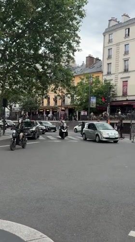 Paris afternoon captures street scenes, technical displays, statue construction