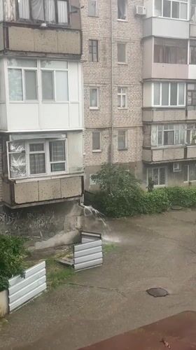 Water leak reported at residential building in Mykolaiv, Ukraine