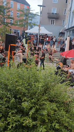 Evening concert draws crowds to Rosenheim's historic town square