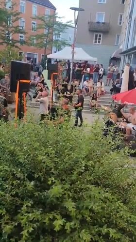 Evening concert draws crowds to Rosenheim's historic town square