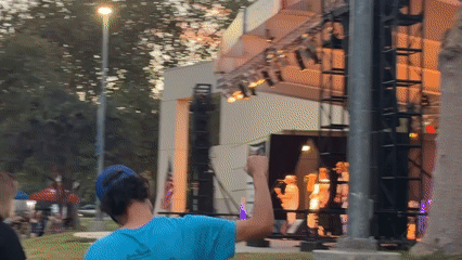 Live outdoor concert draws a relaxed crowd in LA