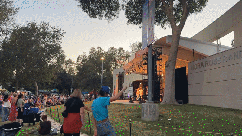 Live outdoor concert draws a relaxed crowd in LA