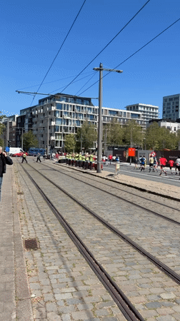 Marathon runners pass taiko drummers and live music in Antwerp