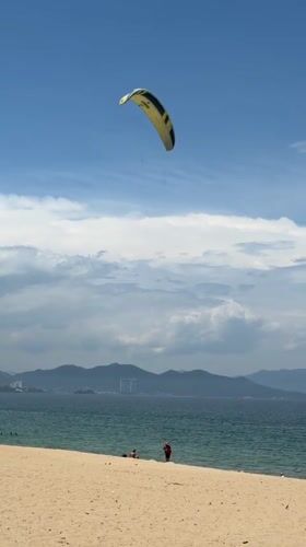 Kiteboarding session on Nha Trang's coast, wipeout and all