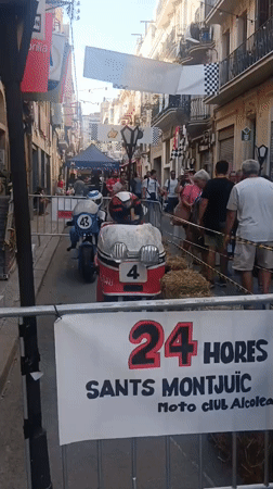 Sants neighborhood festival fills Barcelona streets with classic decorations