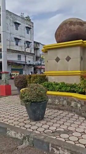 Street scenes with wheeled platform rider captured in Bandarbireuen