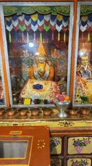 Visitors document religious shrine experience in Chengguan District