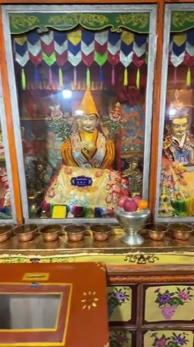 Visitors document religious shrine experience in Chengguan District