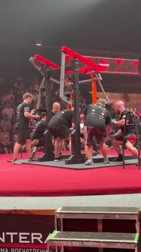Powerlifting meet in Khimki, with recovery happening courtside