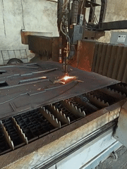 Automated metal cutting machine operates with torch sparks