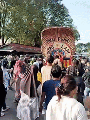 Traditional wedding procession draws crowds in Sragen, Indonesia