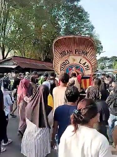 Traditional wedding procession draws crowds in Sragen, Indonesia