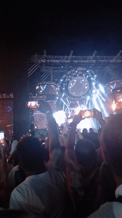 Concert draws crowds in Venezuela, attendees record performance