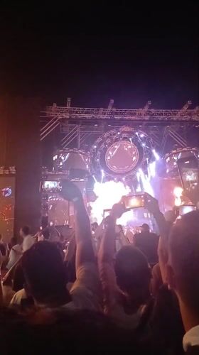 Concert draws crowds in Venezuela, attendees record performance